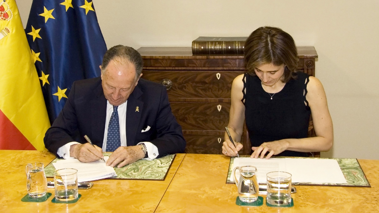 Félix Sanz, director del CNI y Pilar López, presidenta de Microsoft en la firma del acuerdo de colaboración de ambas organizaciones.