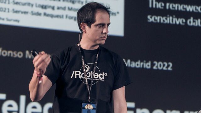 Alfonso Muñoz, editor de Criptored, en su ponencia en RootedCon 2023.